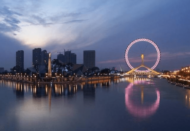 古韵天津街,油纸伞下凝望远方