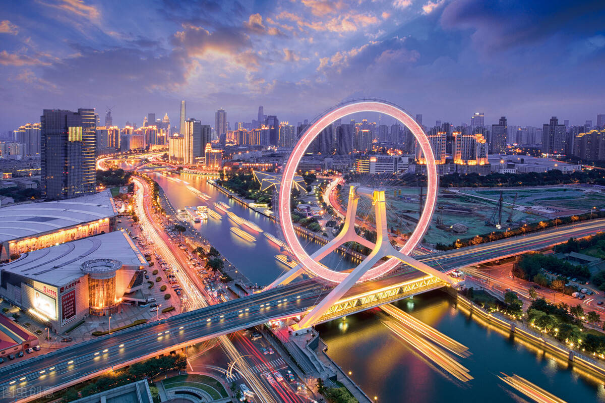 古韵天津街,油纸伞下凝望远方